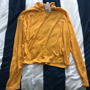 Super cute yellow/gold turtle neck long sleeve💛😻